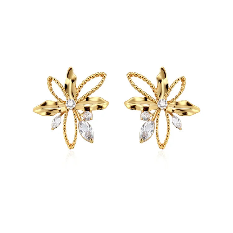 Goldene Blumenohrringe mit Kristallen, eleganter Schmuck, Damenaccessoire, modisches Design.