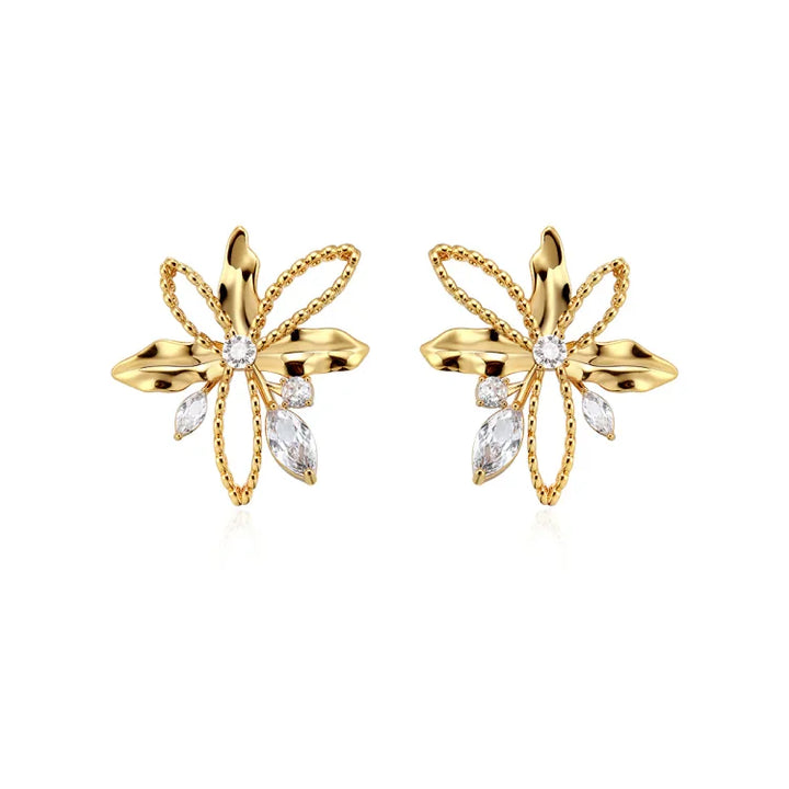 Goldene Blumenohrringe mit Kristallen, eleganter Schmuck, Damenaccessoire, modisches Design.