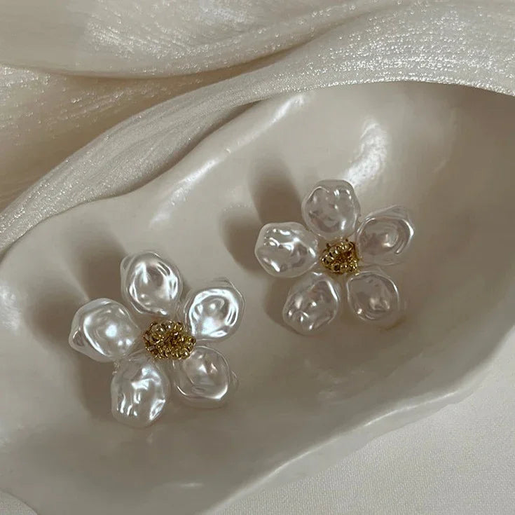 Perlenblumen-Ohrringe, weiß, handgefertigt, elegant, Modeschmuck, Geschenk für Frauen.