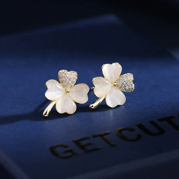 Goldene Kleeblatt-Ohrringe mit Perlmutt und Strasssteinen, eleganter Schmuck für Damen.