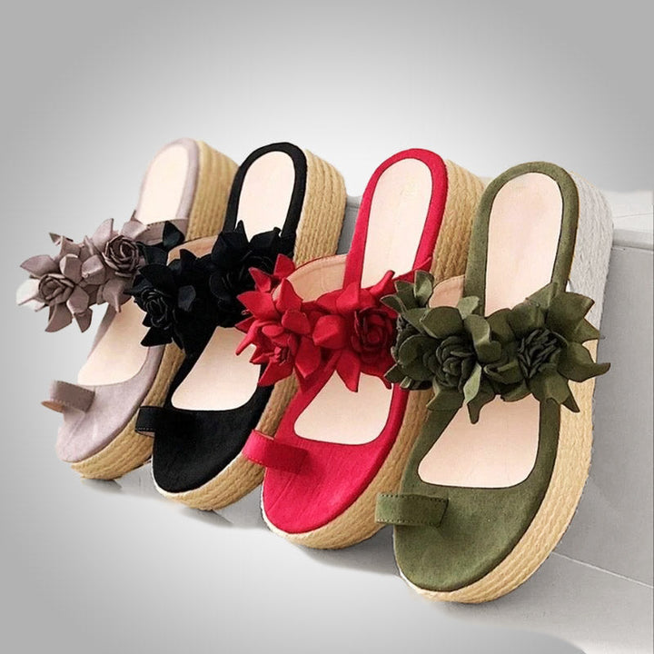 Vier Paar Damen-Sandalen mit Blumen, Plateau, in Beige, Schwarz, Rot und Grün.