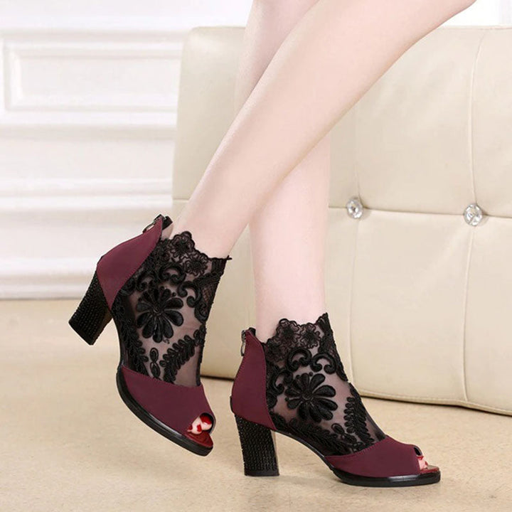 Damen High Heels mit Blumenmuster, schwarz-bordeaux, elegantes Design, Spitzenmaterial.