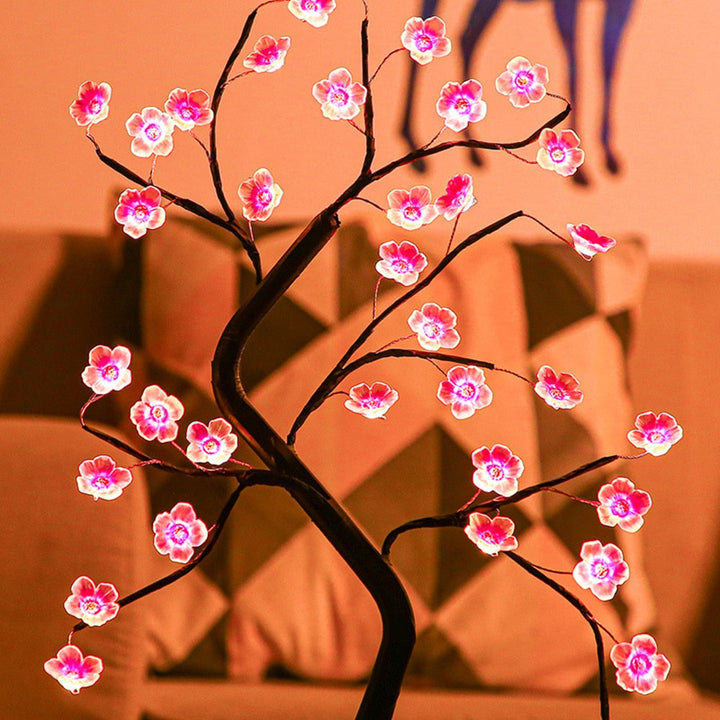 LED-Baum mit rosa Blüten, dekorative Beleuchtung, Wohnzimmer, stimmungsvolle Tischlampe.