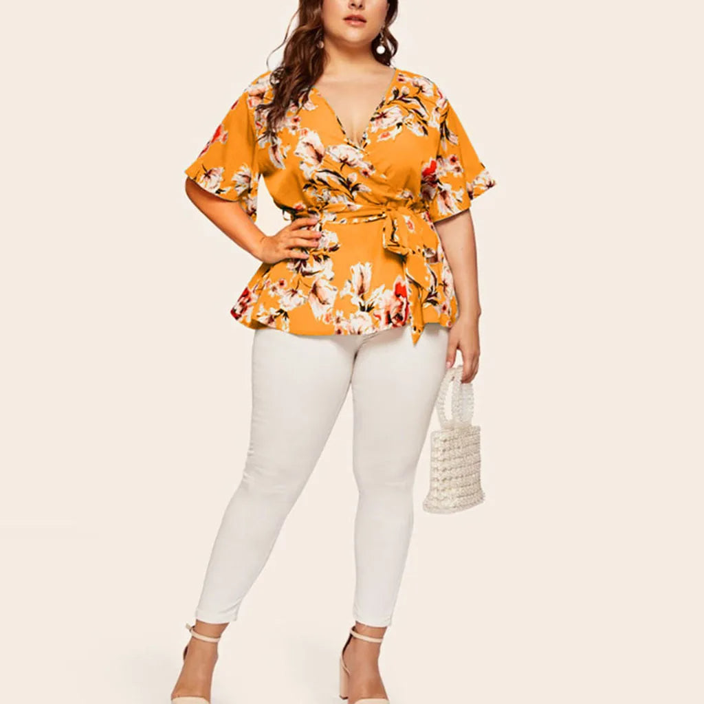 Frau in gelber Blumenbluse und weißen Jeans, Sommermode, Plus-Size, eleganter Look.