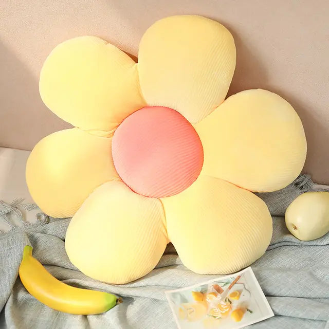 Gelbes Blümchenkissen aus Plüsch auf Sofa, dekorativ, gemütlich, Wohnzimmer, Geschenkidee.