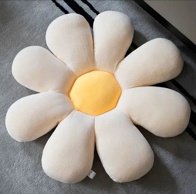 Blumenförmiges Kissen, cremeweiß, gelber Kern, Cordstoff, dekorativ, Wohnzimmer, Sofa.