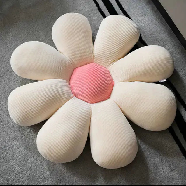 Kissen in Blumenform, cremeweiß mit rosa Mitte, aus weichem Stoff, dekorativ, Wohnzimmer.