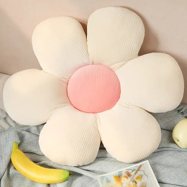 Großes cremefarbenes Blümchenkissen mit rosa Mitte, dekorativ, gemütlich, Wohnzimmer, Sofa.