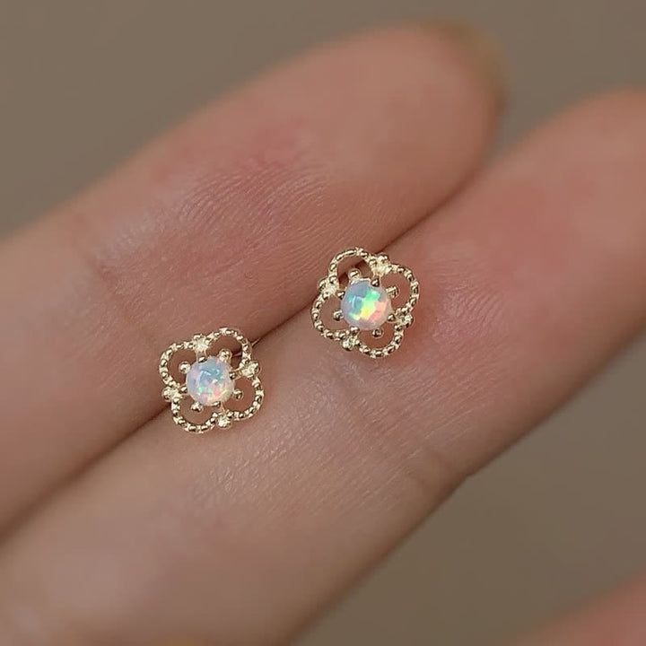 Opal Ohrringe Gold Blumenform, zierlich, elegant, Schmuck für Damen, Geschenkideen.
