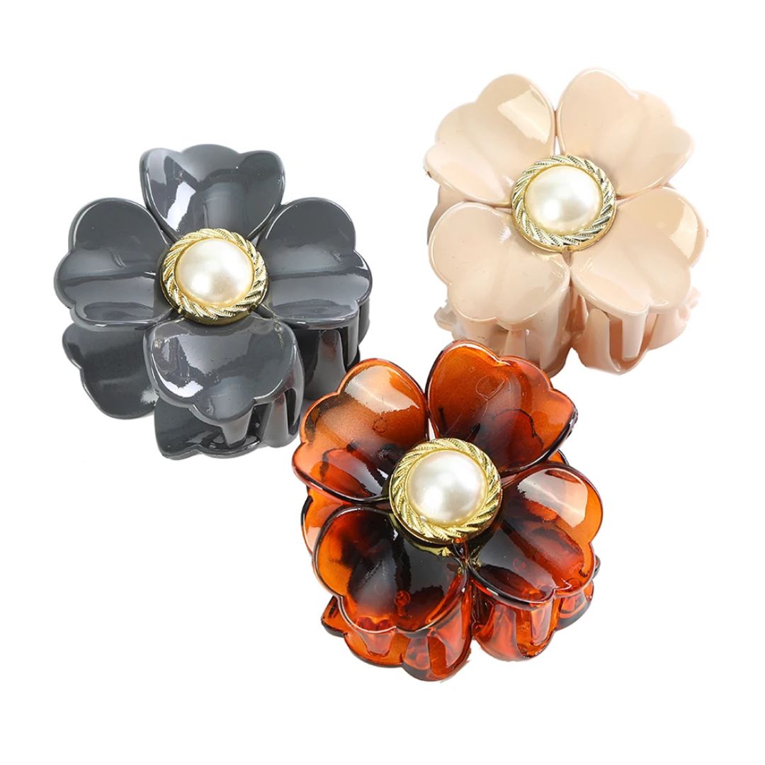 Drei Blumen-Haarspangen mit Perlen, Kunststoff, in Grau, Beige und Braun.