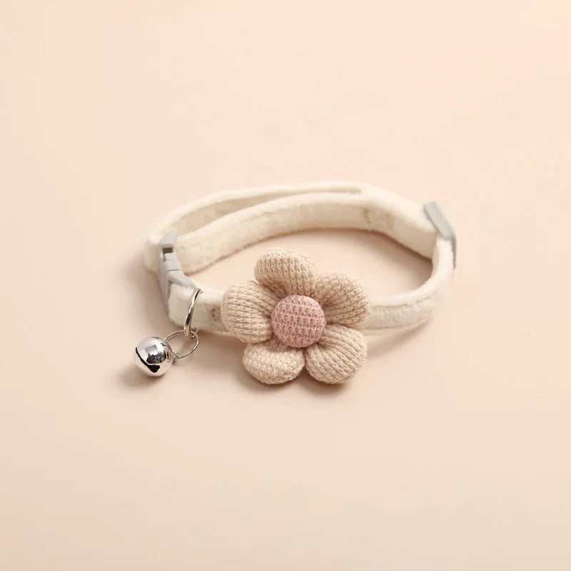 Katzenhalsband mit beiger Stoffblume und Glöckchen, verstellbar, stilvoll, Haustierzubehör.