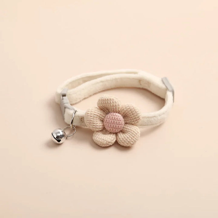 Katzenhalsband mit beiger Stoffblume und Glöckchen, verstellbar, stilvoll, Haustierzubehör.