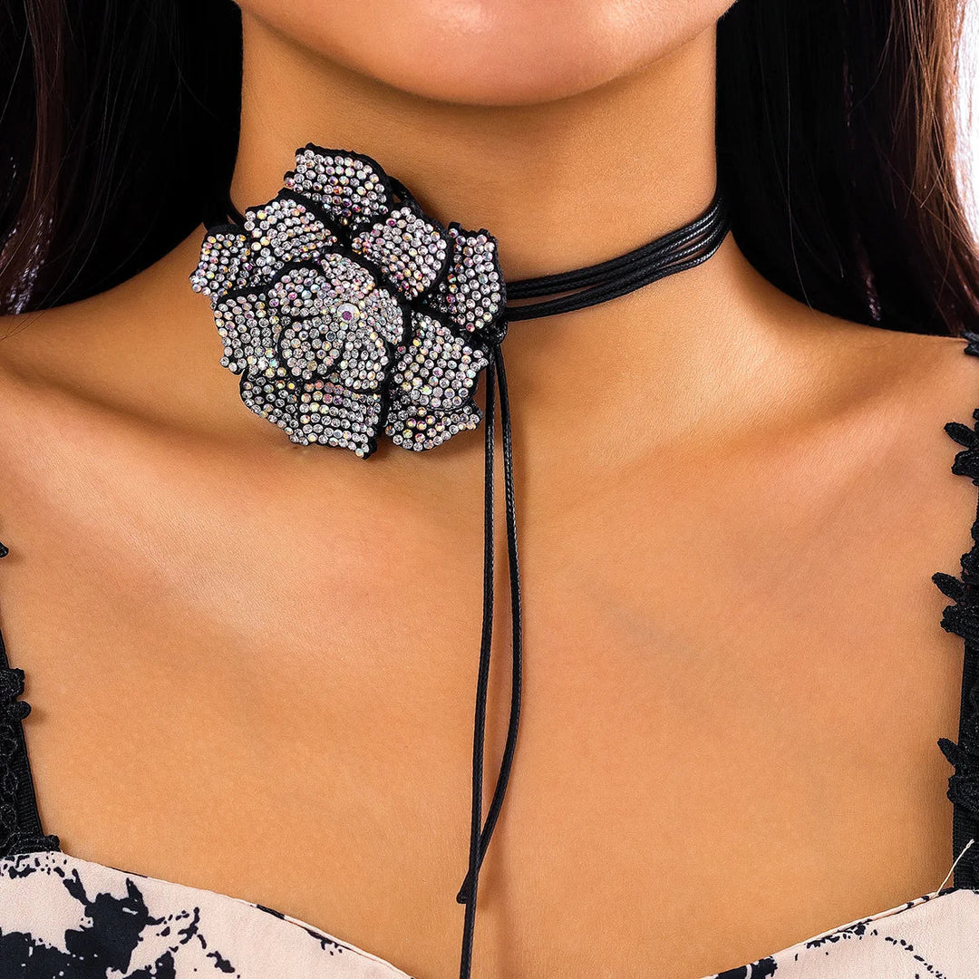 Damen Halskette mit schwarzer Blume, Strasssteine, elegantes Design, Schmuck Accessoire.