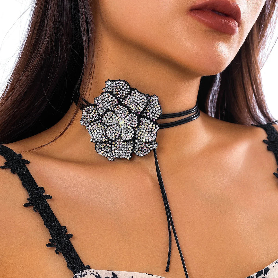 Damen Choker Halskette mit schwarzer Blume, Strass, modisches Accessoire, elegant.