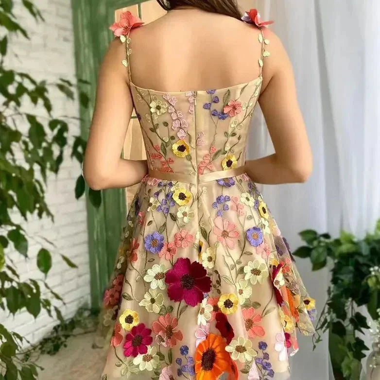 Rückenfreies Kleid mit Blumenstickerei, ärmellos, beige, Sommermode, Damenkleidung, elegant.