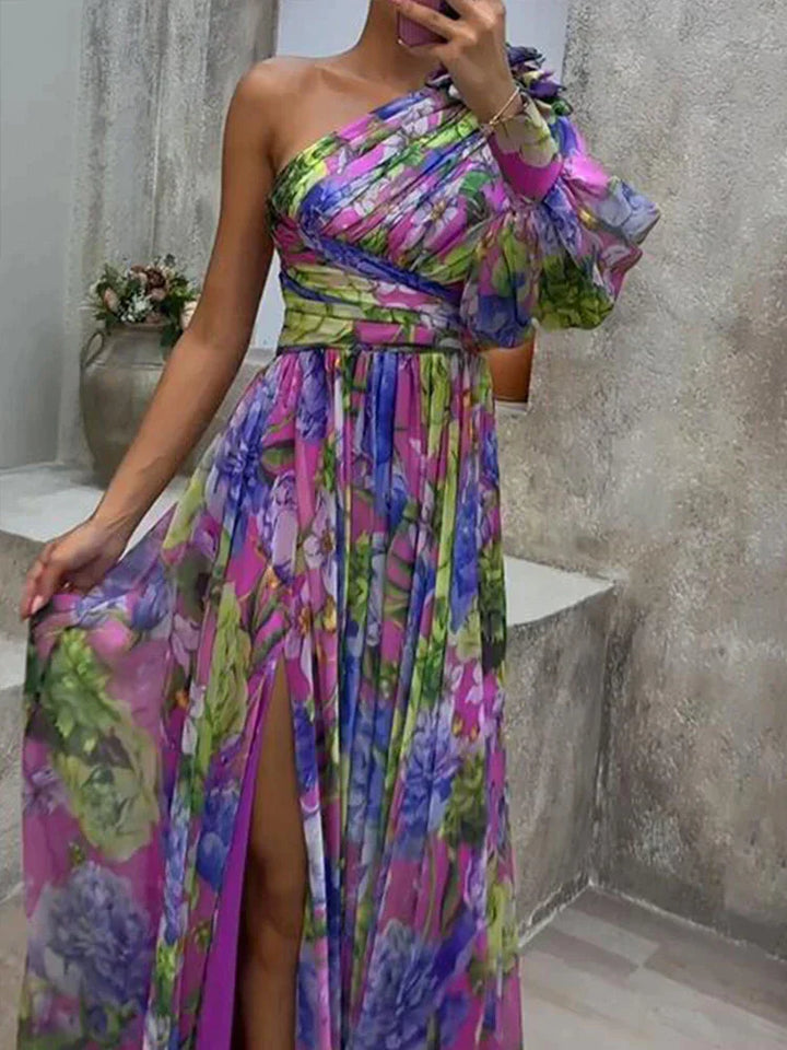 Frau in einem schulterfreien, bunten Blumenkleid mit hohem Schlitz, elegantes Abendmode-Outfit.