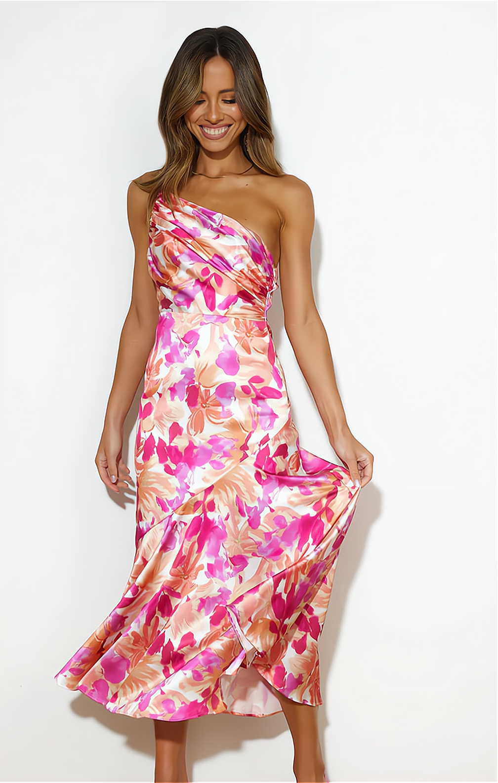 Frau im floralen, schulterfreien Sommerkleid in Rosa und Orange, lächelnd, elegant, modisch.
