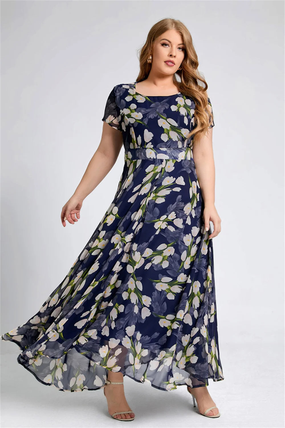 Frau in langem, geblümtem Kleid, blau-weiß, elegant, Plus-Size-Mode, Sommerkleid, fließend.