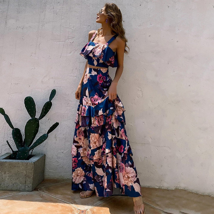 Frau im blauen, blumigen Maxikleid neben Kaktus, Sommermode, elegantes Design.