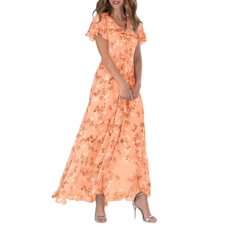 Frau im langen, orangefarbenen Blumenkleid, V-Ausschnitt, Sommermode, elegante Sandalen.