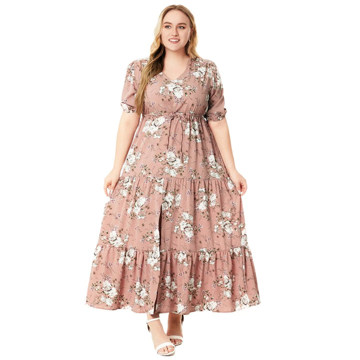 Frau in langem, rosafarbenem Blumenkleid, V-Ausschnitt, Sommermode, Plus-Size, elegant.