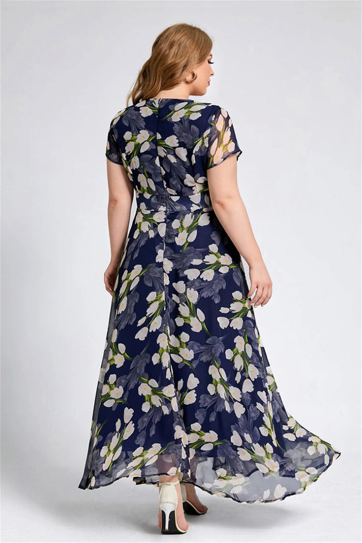 Frau in langem, geblümtem Kleid, blau-weiß, Rückansicht, Sommermode, Plus-Size-Kleid.