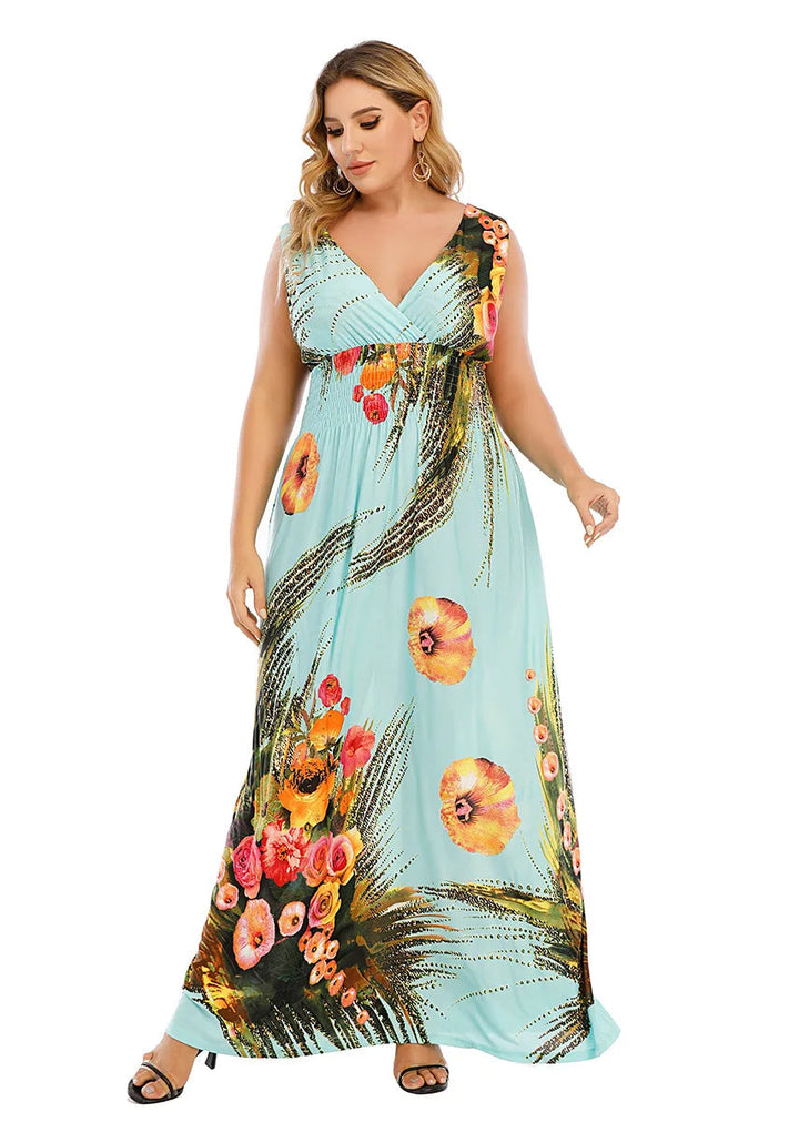 Frau in langem, ärmellosem, geblümtem Maxikleid in Türkis, Sommermode, Plus-Size.