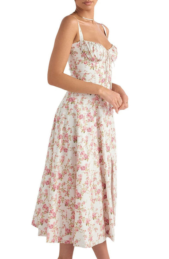 Frau in weißem, geblümtem Bustier-Sommerkleid, ärmellos, knielang, elegantes Design.