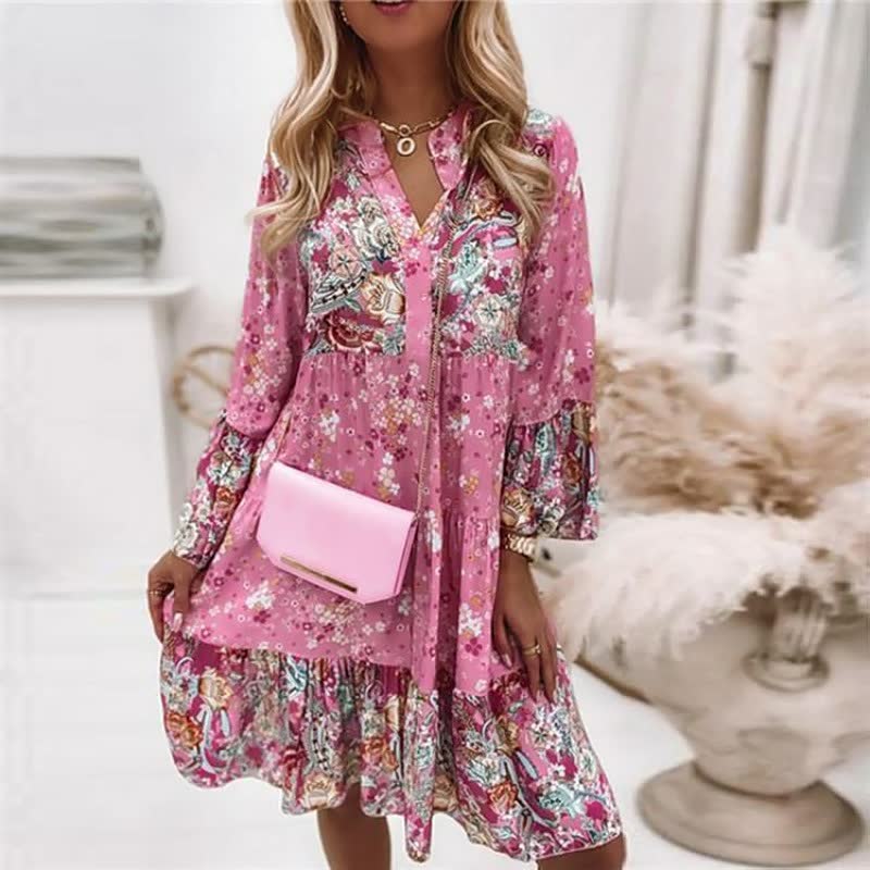Frau in rosa geblümtem Kleid mit rosa Clutch, modisch, elegant, Sommermode, Innenraum.