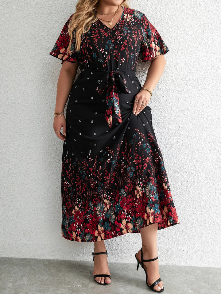Plus-Size Damenkleid, schwarz mit Blumenmuster, V-Ausschnitt, kurze Ärmel, knielang.