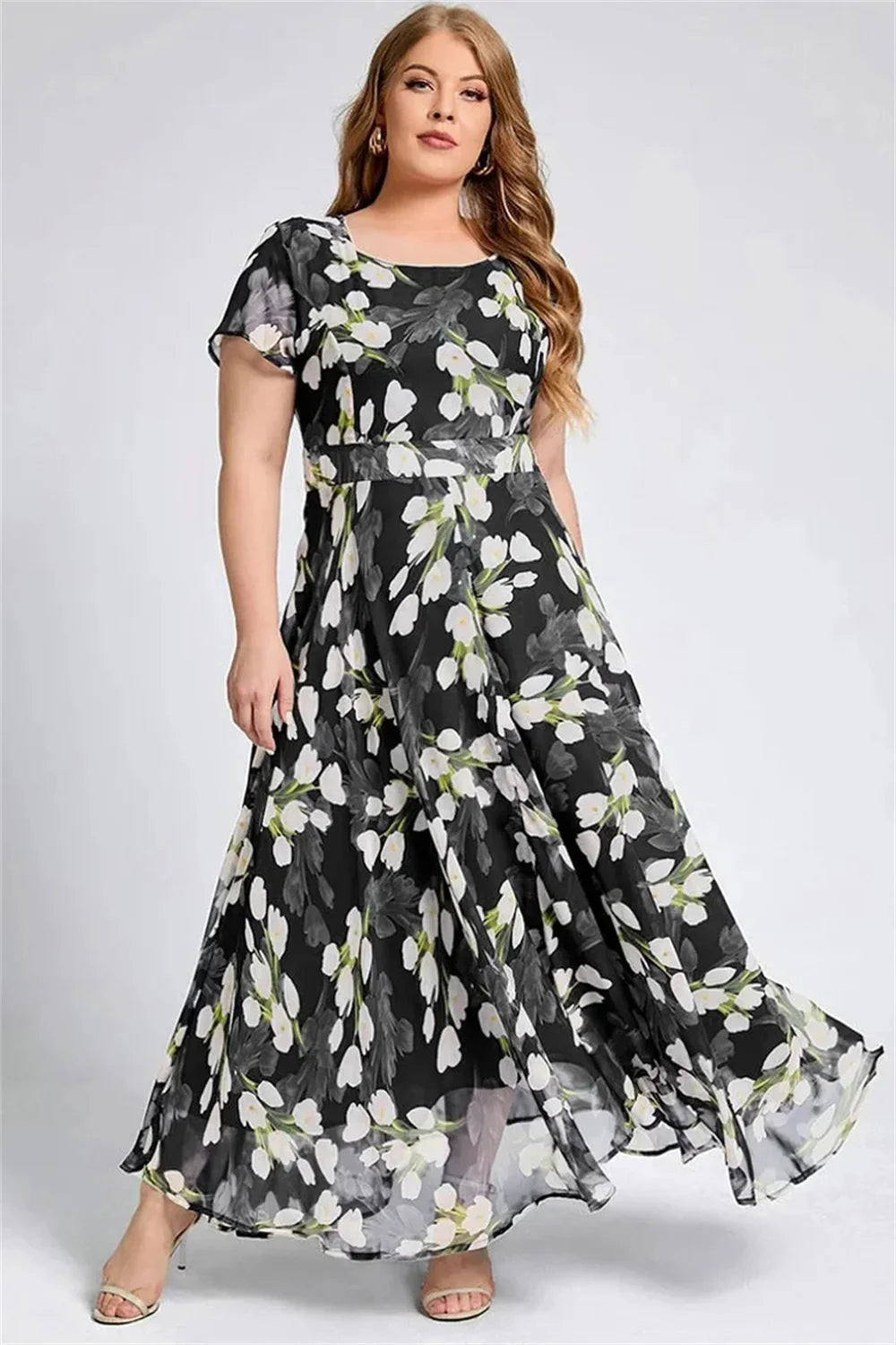 Damen Maxikleid, schwarz mit Blumenmuster, kurzärmelig, fließend, elegant, Plus Size Mode.