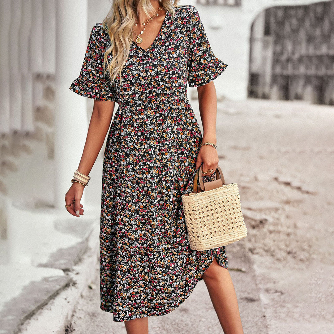 Frau in geblümtem Sommerkleid mit Strohtasche, modisch, elegant, draußen, lässiger Stil.