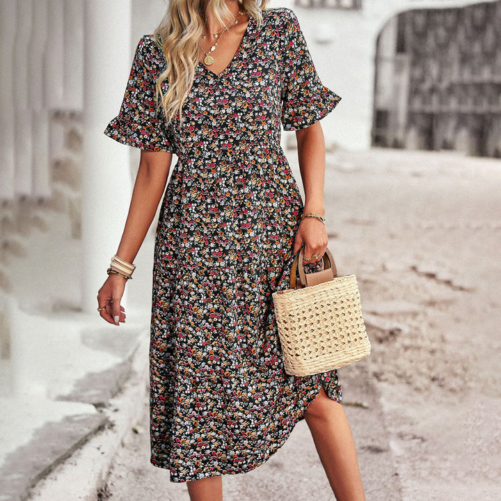 Frau in geblümtem Sommerkleid mit Strohtasche, modisch, elegant, draußen, lässiger Stil.