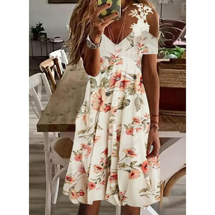 Frau in weißem Sommerkleid mit Blumenmuster, V-Ausschnitt, schulterfrei, lässig, modisch.