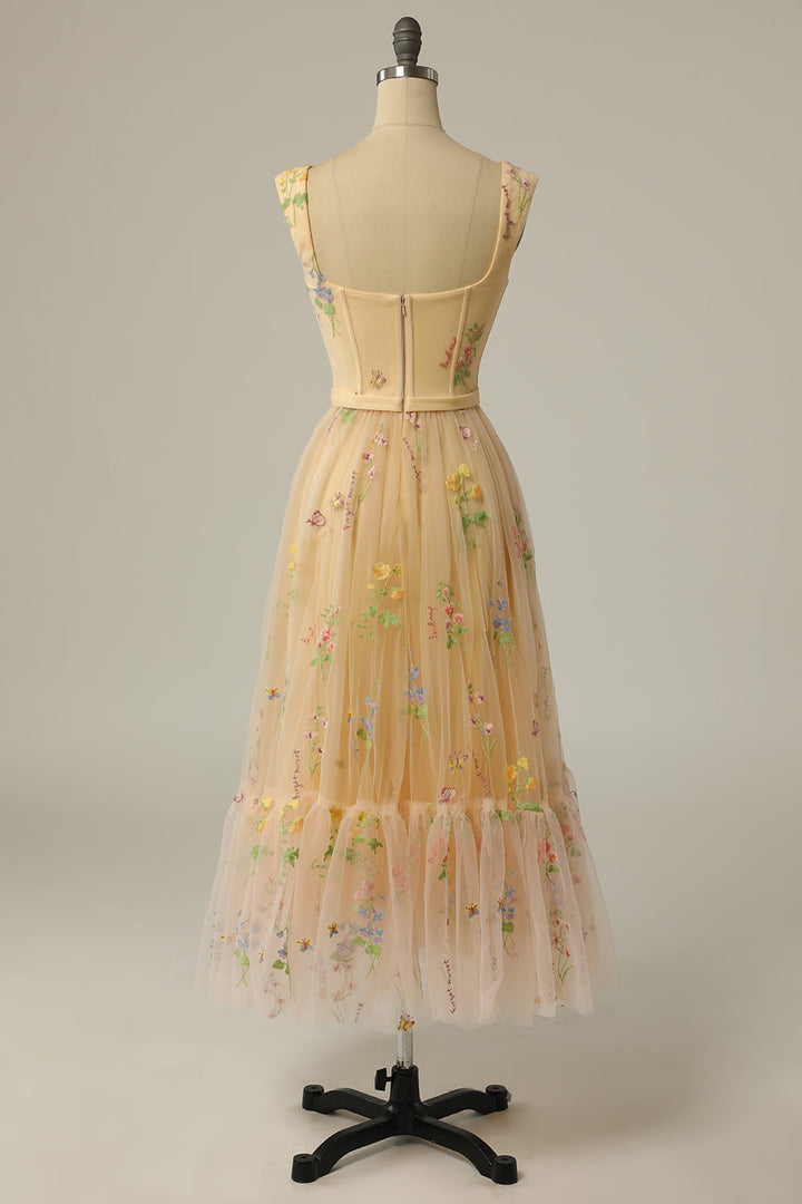 Rückansicht eines floralen, ärmellosen, langen Kleides auf Schneiderpuppe, beige mit Blumenmuster.