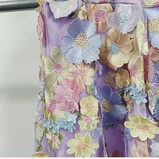 Lila Kleid mit bunten Blumenstickereien, Frühling, Mode, Damenbekleidung, elegant, romantisch.