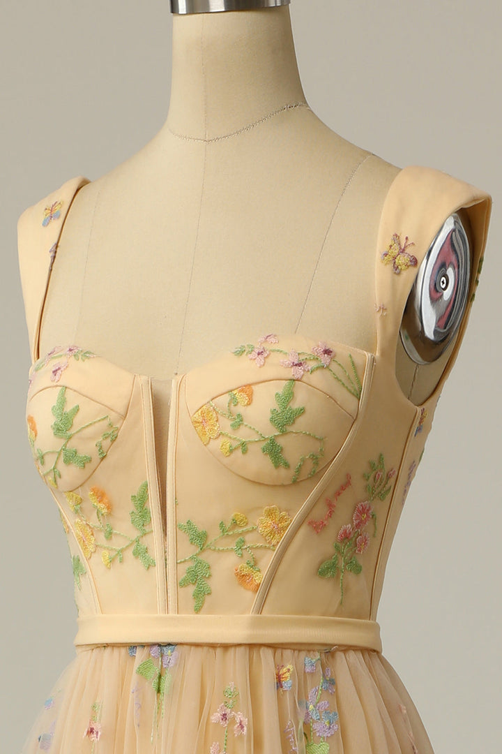 Beiges Abendkleid mit floraler Stickerei auf Schneiderpuppe, elegantes Design, ärmellos.