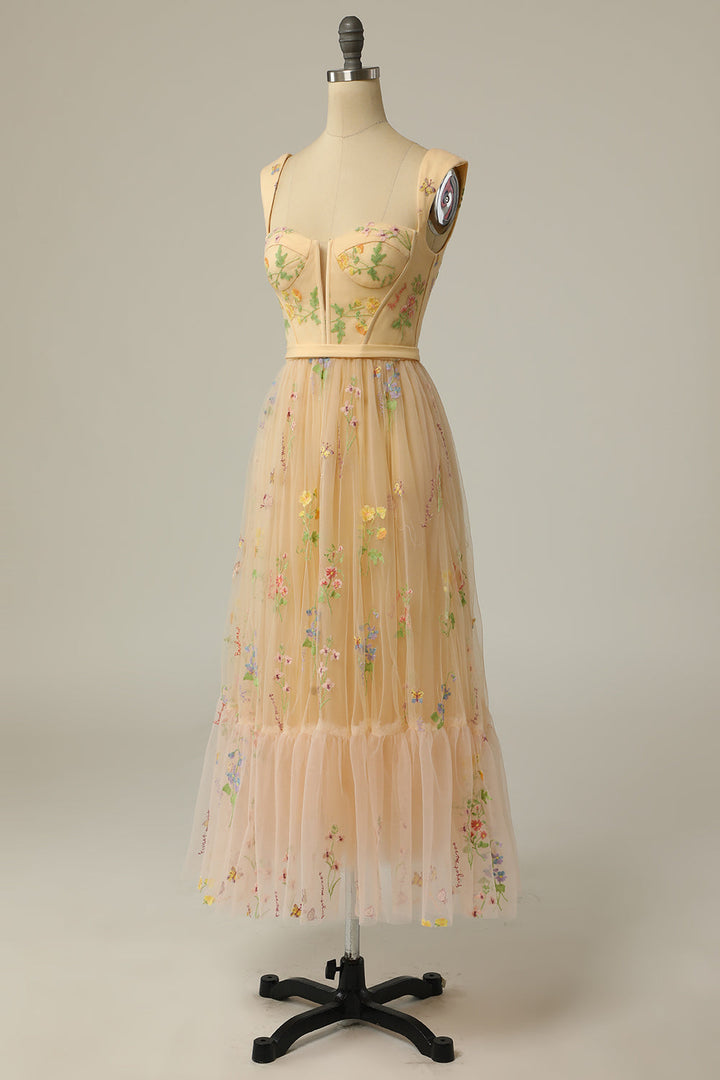 Beiges, ärmelloses Kleid mit Blumenstickerei auf Schneiderpuppe, Tüllrock, elegantes Design.