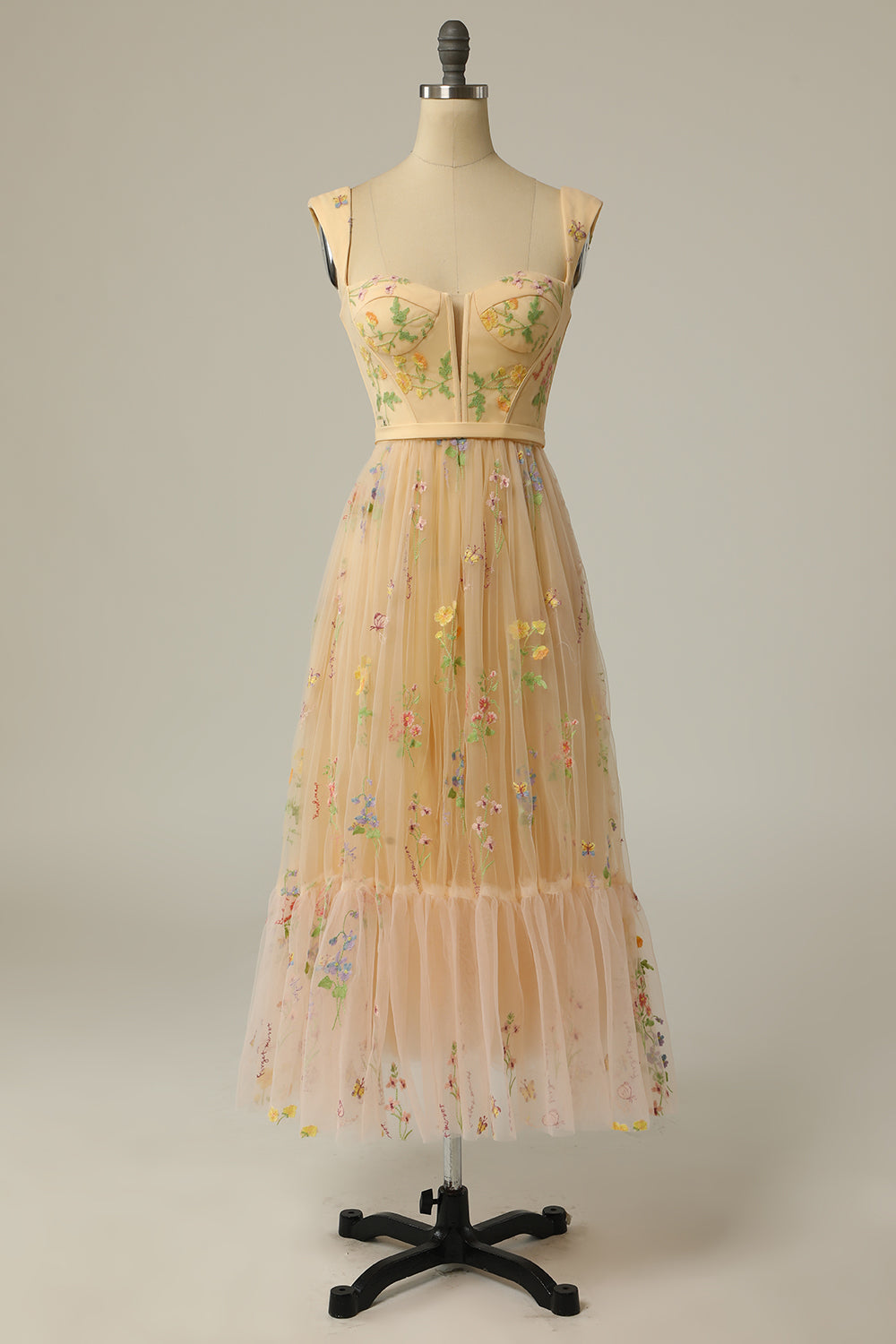 Beiges, ärmelloses Kleid mit Blumenstickerei, Tüllrock, elegant, Damenmode, Abendkleid.