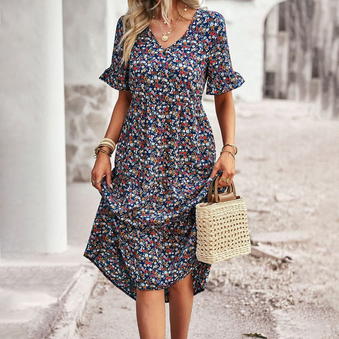 Frau in geblümtem Sommerkleid mit Strohtasche, modisch, elegant, draußen.