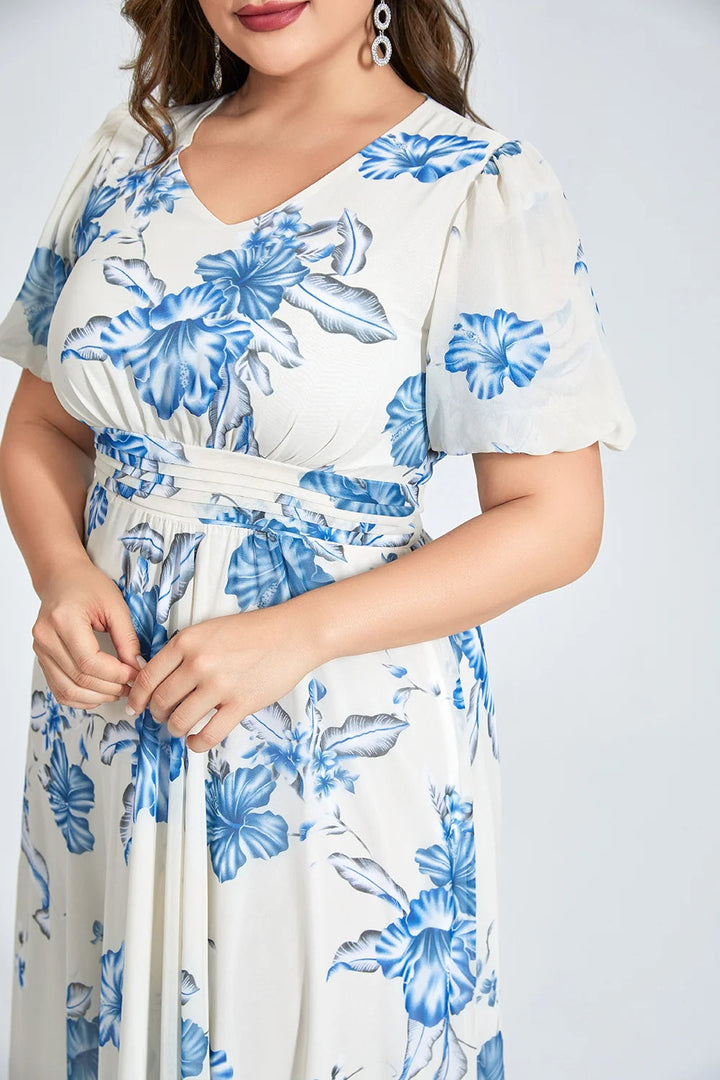 Frau in weißem Kleid mit blauen Blumen, Plus-Size, elegantes Design, Sommermode.