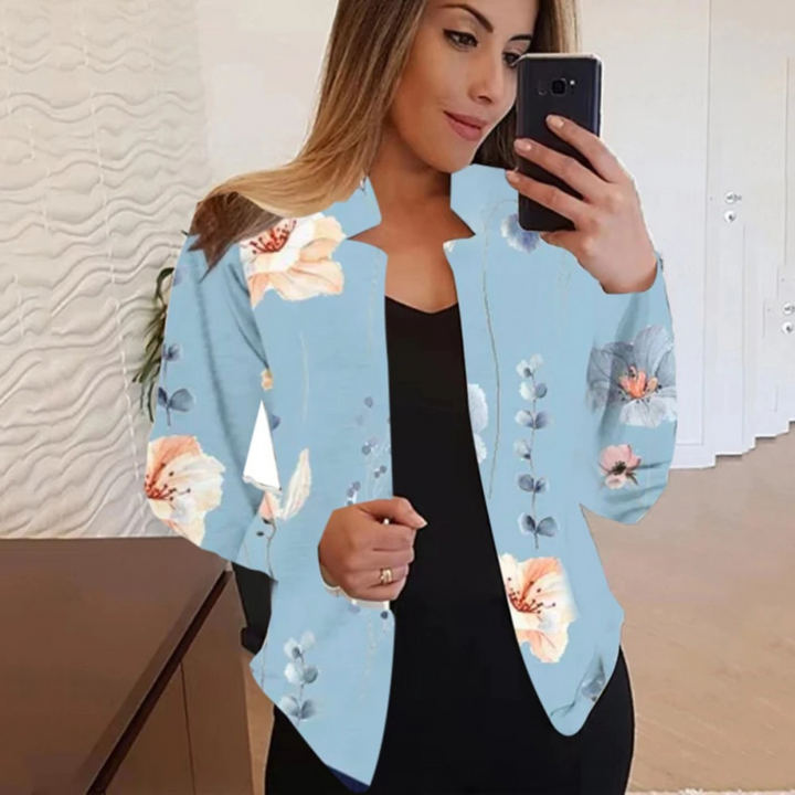 Frau in hellblauem Blumenblazer, Selfie, modische Damenjacke, elegantes Design.