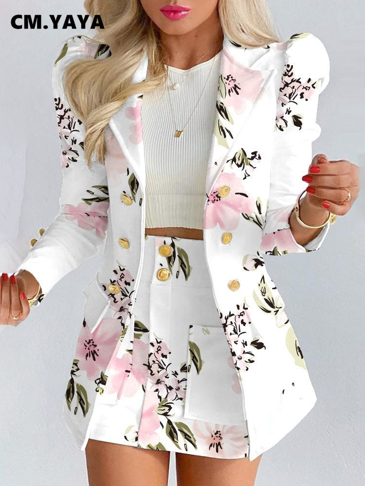 Frau in weißem Blumenblazer und Rock, modisches Outfit, elegantes Design, Damenmode.