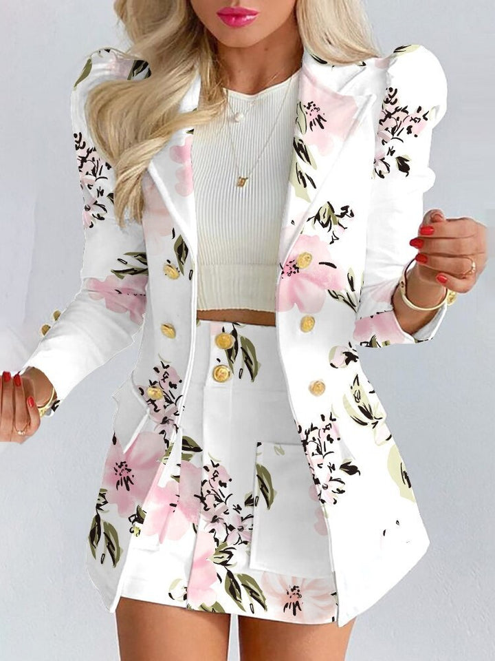 Weiße Damenblazer und Rock mit Blumenmuster, goldene Knöpfe, modische Frühlingskleidung.