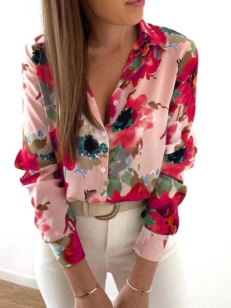Frau trägt bunte Blumenbluse, Langarm, V-Ausschnitt, modisch, elegant, Damenmode, Frühling.