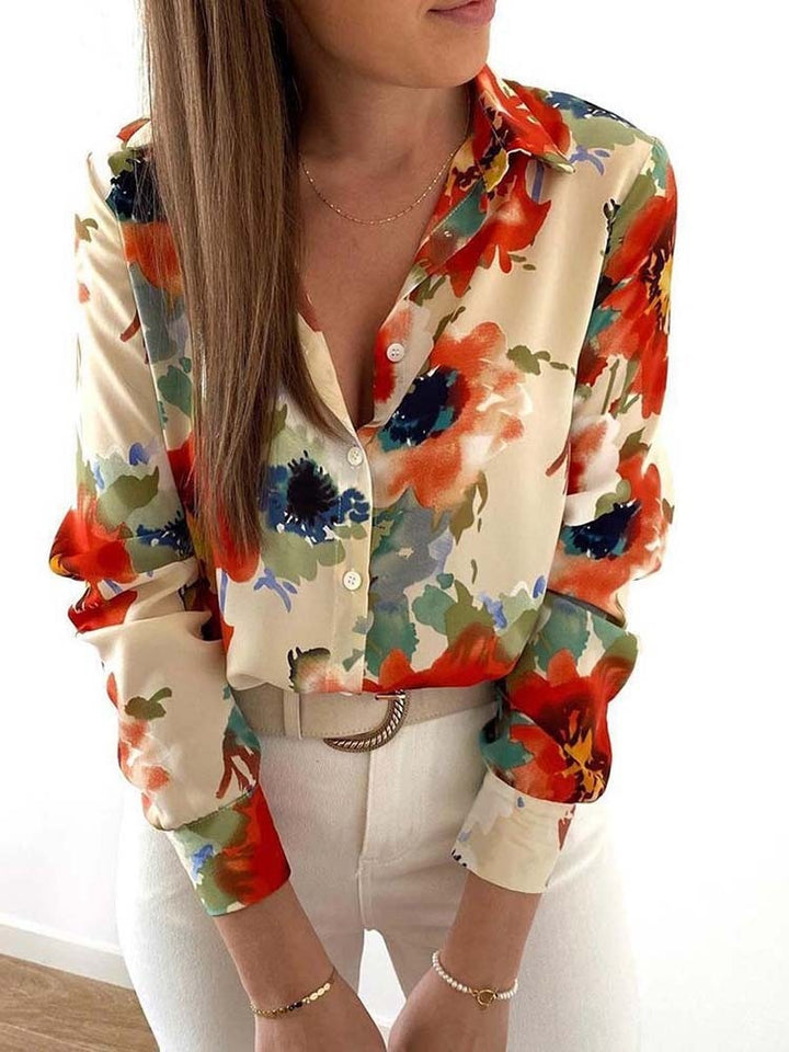 Frau in bunter Blumenbluse, Langarm, V-Ausschnitt, modisch, elegant, Damenmode, Freizeitkleidung.