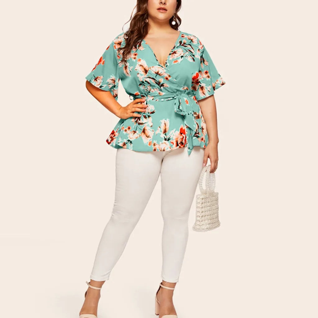 Damenbluse mit Blumenmuster, Wickeloptik, Plus Size, türkis, Sommermode, elegante Kleidung.
