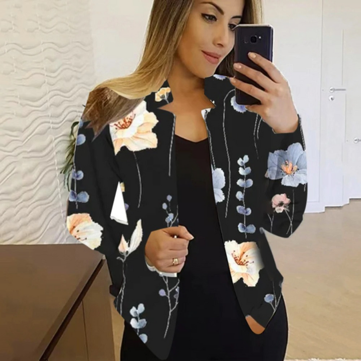 Frau in schwarzem Blazer mit Blumenmuster, Selfie, modische Damenjacke, elegantes Design.