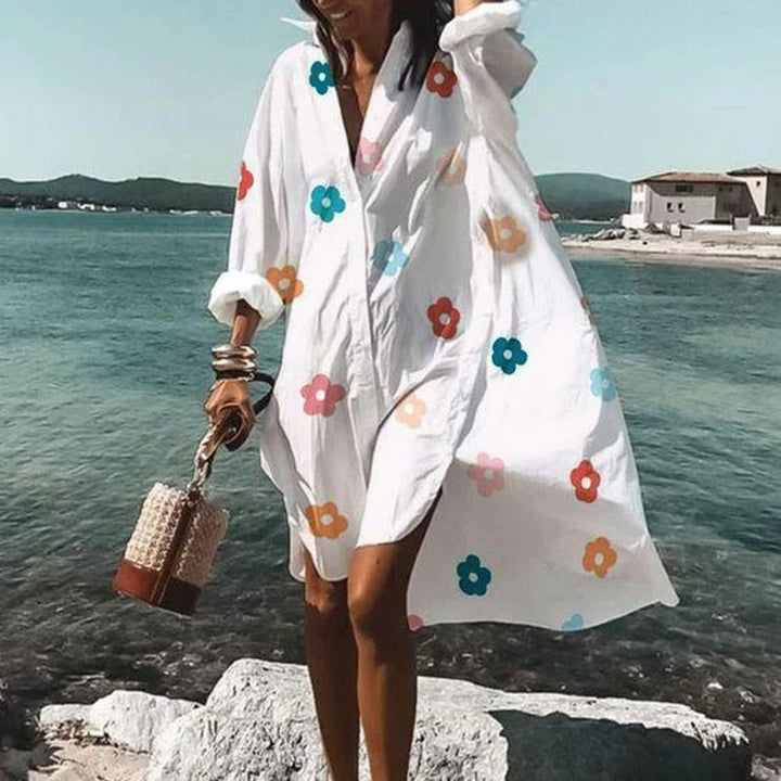 Frau im weißen Blumenkleid am Strand, Sommermode, lässiger Stil, Urlaubskleidung.