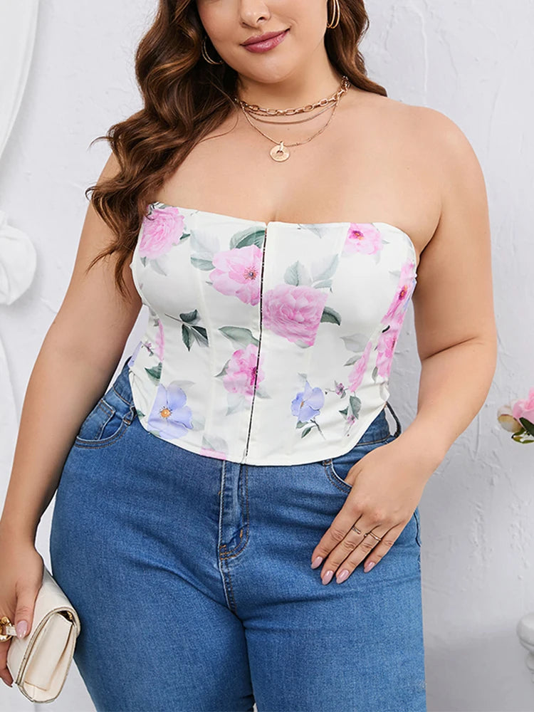 Frau in floralem, schulterfreiem Top und blauer Jeans, Plus-Size-Mode, lässiger Look.